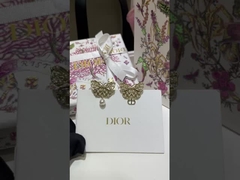 Brincos de pérola CD esculpidos em borboleta