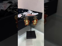 Brincos CC com contas marrons e diamantes banhados a ouro 18K