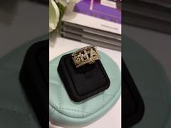 Anéis de luxo de ouro 18K Anéis de banda larga Anéis clássicos com letras Totalmente pavimentado Diamond Tone de ouro