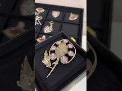 Broche de luxo de tom dourado, com um ano de garantia e design elegante de pêssego.