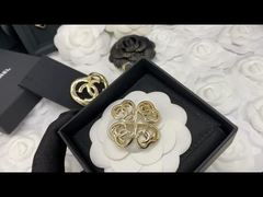 Broche de luxo vazada com pino, coração e trevo, banhado a ouro 18K com diamante