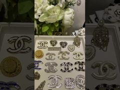 Edição limitada Pin de broche de latão pequeno com sapatos Design para coleção Outono/Inverno