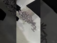 Broche de diamante de luxo com pendente duplo C e design de penas totalmente equipado com diamantes Swarovski